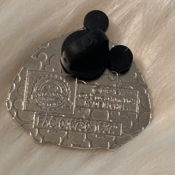 Disney Trading Pin - Picture 2 of 2